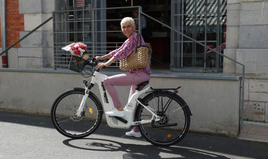 Maité, la bêta-testeuse du vélo àhydrogène de Pragma, au marché de Biarritz